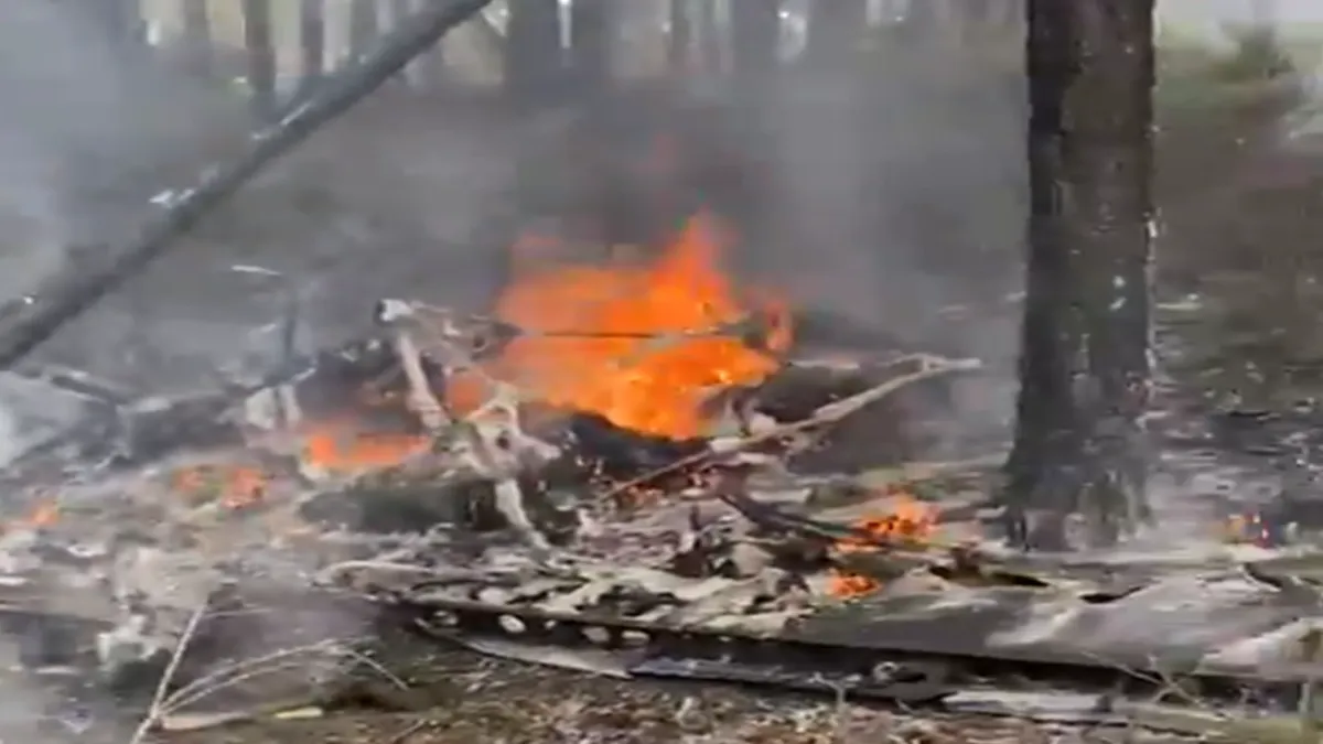 Um avião, pegando fogo, foi encontrado pelos bombeiros em uma região de mata fechada. Foto/reprodução: Redes Sociais