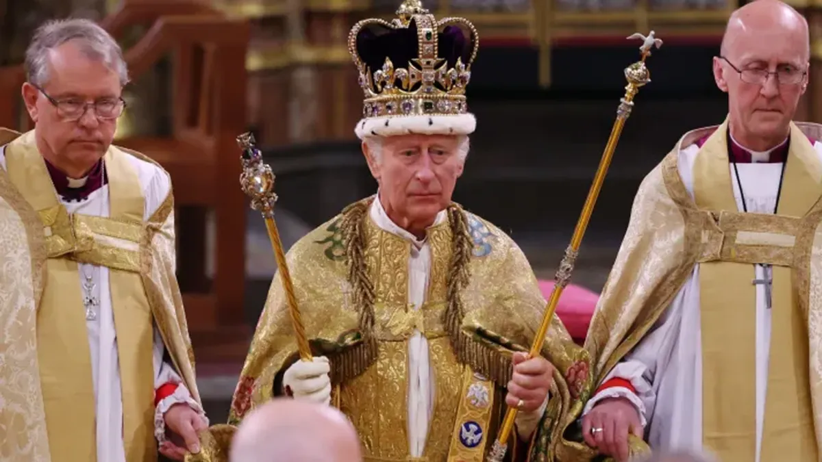 O rei recebeu a espada e braceletes, símbolos da monarquia e, em seguida, foi coroado. Foto/reprodução: Getty Images