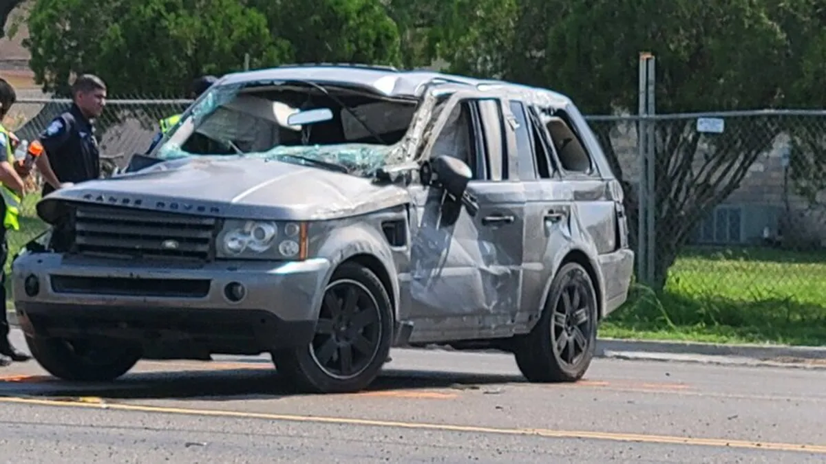 Na imagem, veículo que atropelou o grupo de imigrantes no Texas, nos EUA. Foto/reprodução: