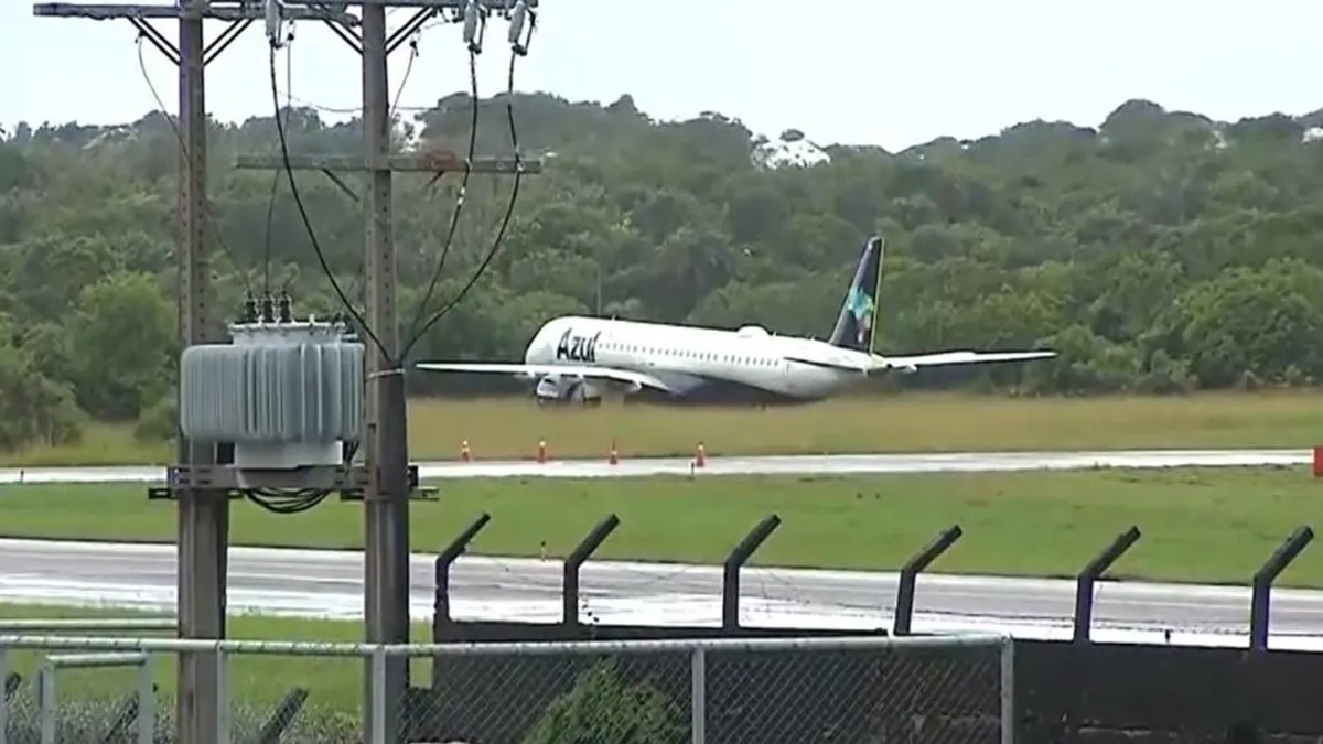 Por volta das 5h da manhã de hoje (10) o avião ainda estava fora da pista. Foto/reprodução: TV Globo