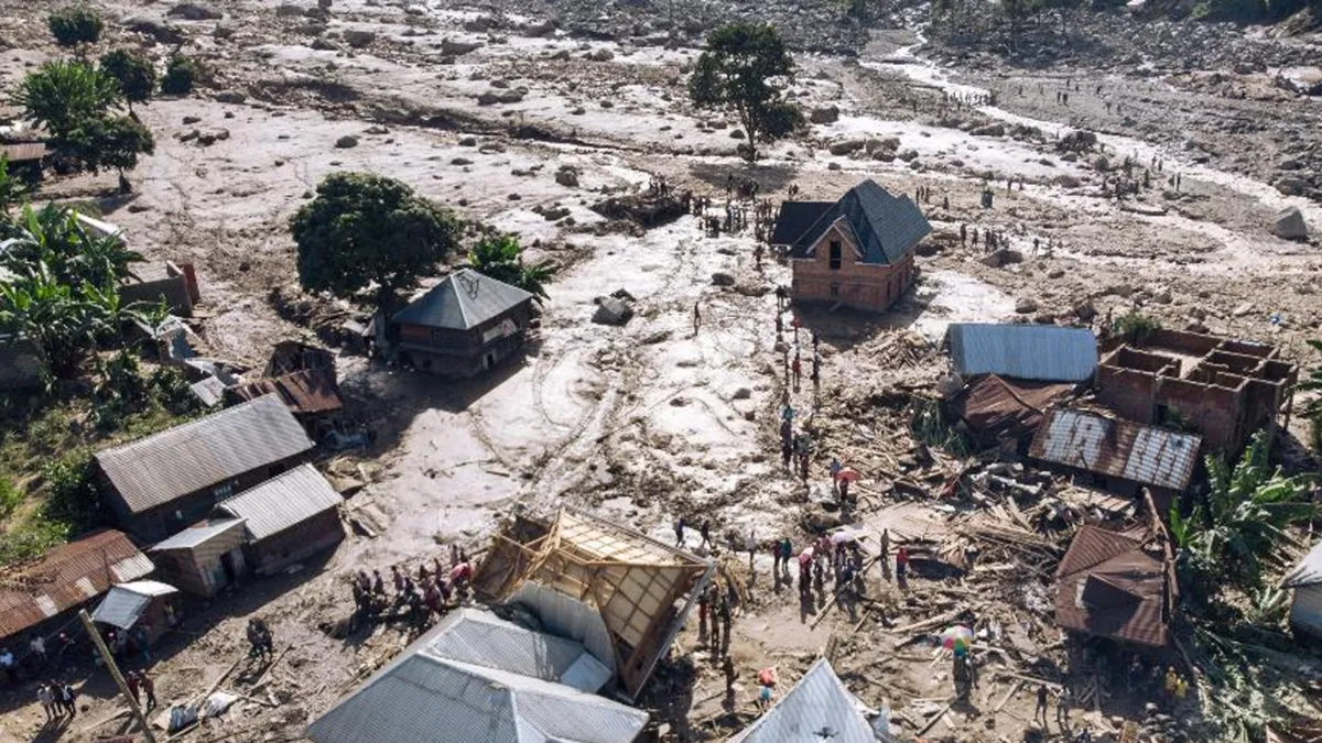 As chuvas destruíram edifícios, casas e plantações no Congo. Foto/reprodução: Glody Murhabazi/AFP