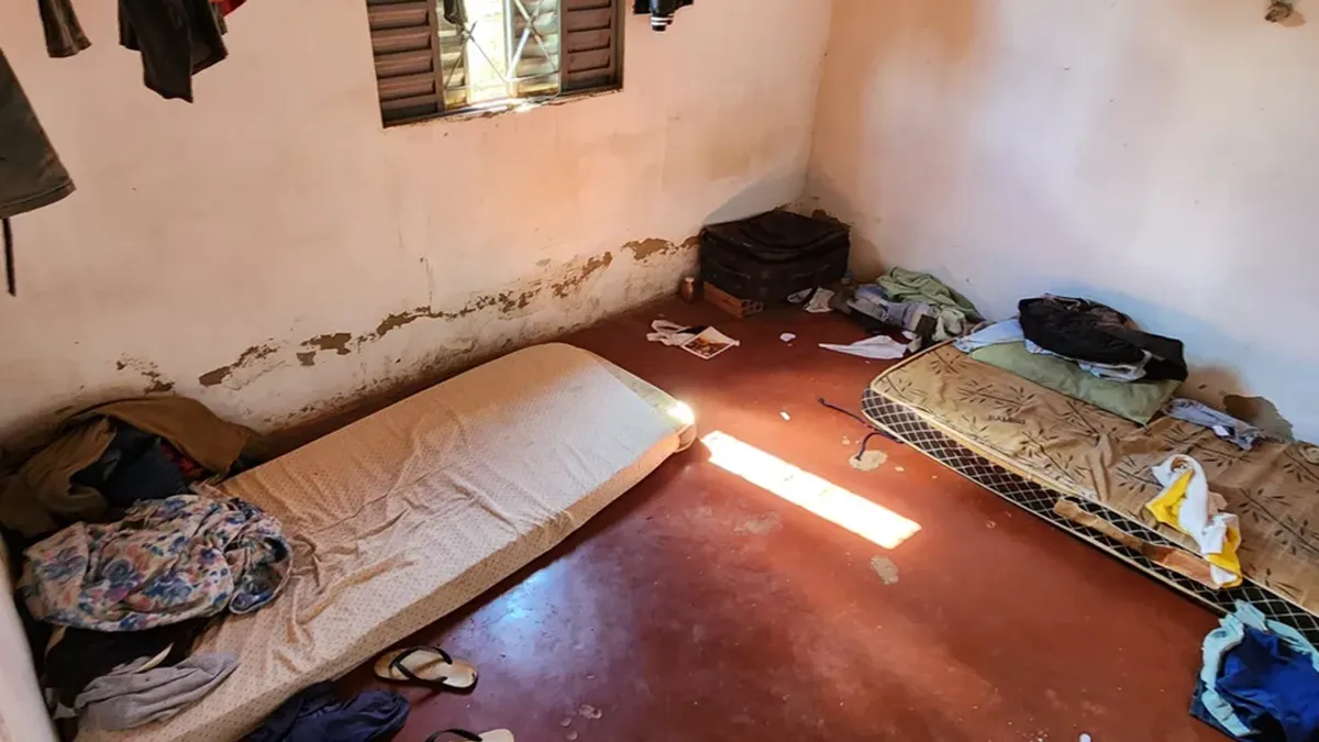 Os homens resgatados dormiam em colchões no chão, o alojamento não tinha camas. Foto/reprodução: SRTE