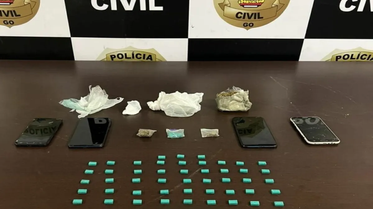 Foram apreendidas porções de ecstasy, cocaína e maconha. Foto/reprodução: Polícia Civil