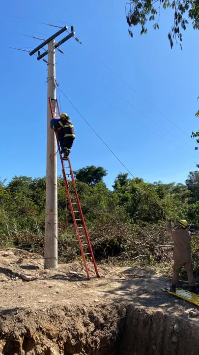Bombeiros em Pirenópolis resgatam vítima de choque elétrico em poste.