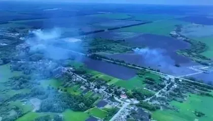 Captura de tela de vídeo geolocalizado pela CNN mostrando fumaça na região russa de Belgorod.