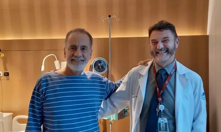 Paulo Peregrino, paciente em remissão completa após tratamento revolucionário contra o câncer, ao lado do médico Vanderson Rocha