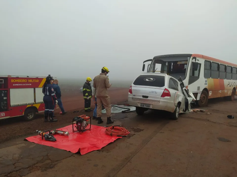 Bombeiros acionados para acidente entre carro e ônibus na GO 320, zona rural de Goiatuba.