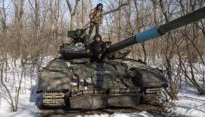 Militares ucranianos em cima de tanque na cidade de Bakhmut, na região ucraniana de Donetsk.