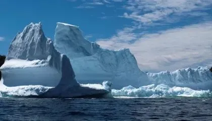 Grande iceberg à deriva na costa de Triton, Newfoundland, Canadá..