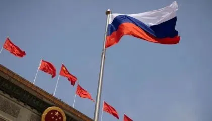 Bandeira da Rússia hasteada em Pequim para cerimônia.