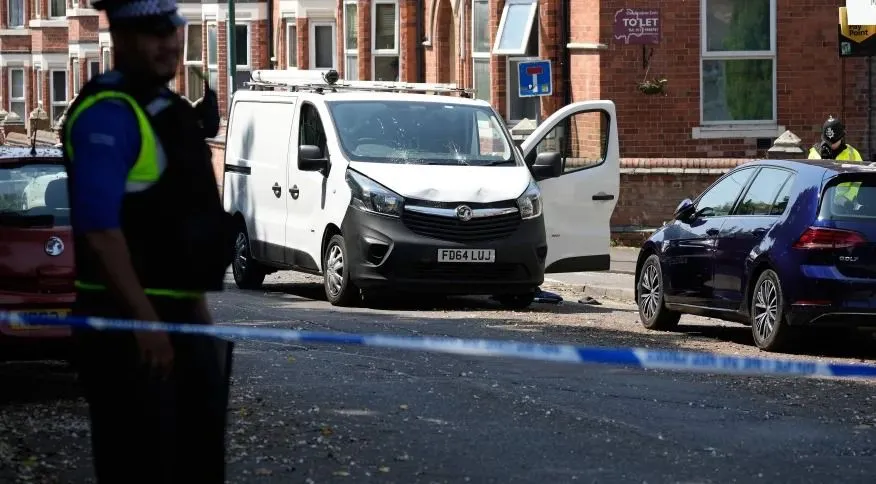 Três pessoas são encontradas mortas nas ruas de Nottingham, na Inglaterra; polícia prende suspeito.