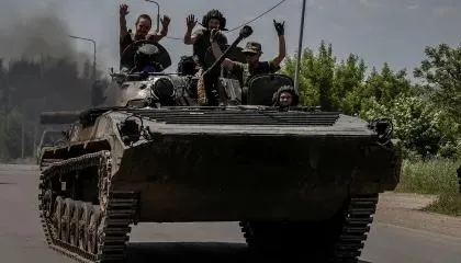 Militares ucranianos dirigem um veículo de combate.