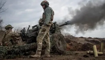 Soldados ucranianos na linha de frente em combate próximo a Bakhmut.