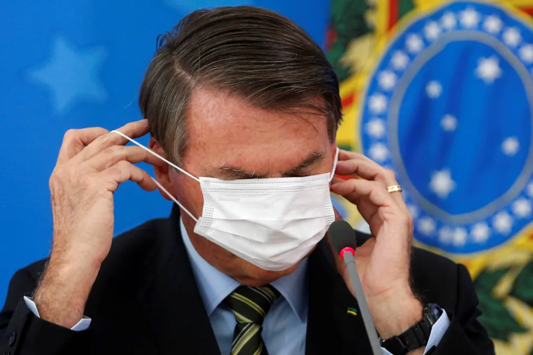 Imagem ilustrativa da imagem Bolsonaro argumenta falta de recursos para quitar multa por não usar máscara durante a pandemia