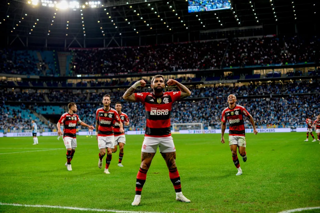 Em sua comemoração tradicional, Gabigol comemora o primeiro gol do Flamengo contra o Grêmio na partida de ida das Semifinais da Copa do Brasil.