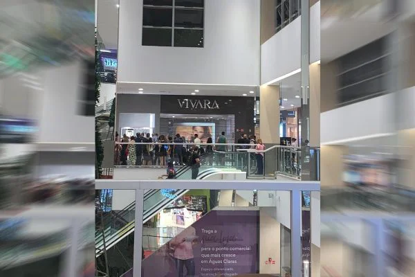 Imagem ilustrativa da imagem Criminosos invadem shopping e fogem com celular e joias
