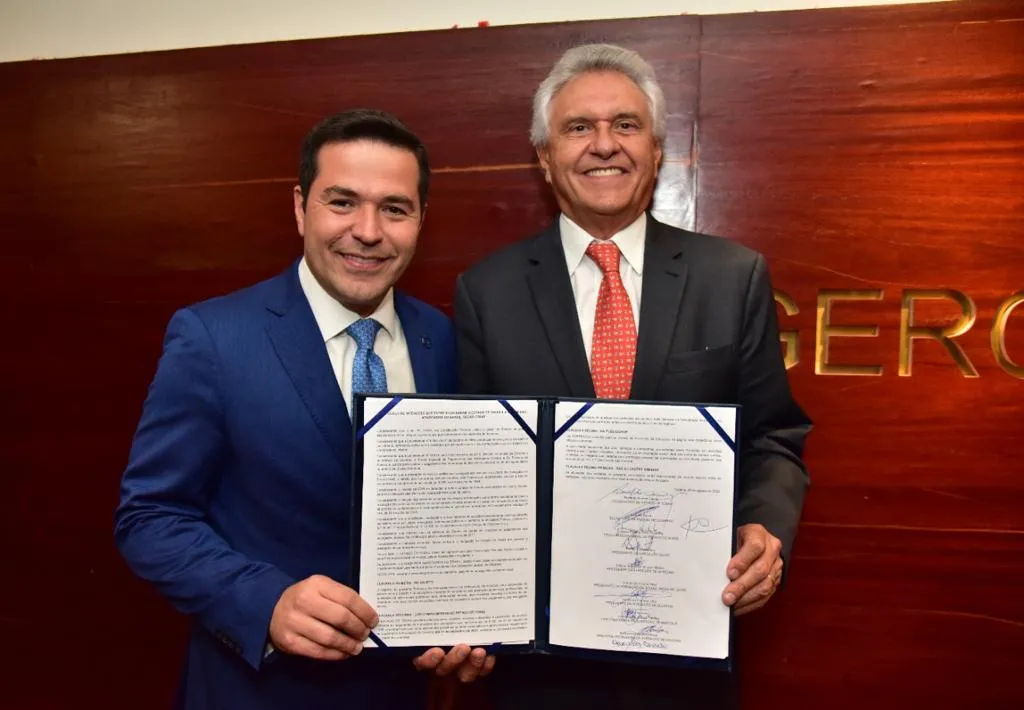 Governador Ronaldo Caiado e presidente da OAB-GO, Rafael Lara Martins, durante assinatura de acordo para pagamento de retroativos à advocacia dativa