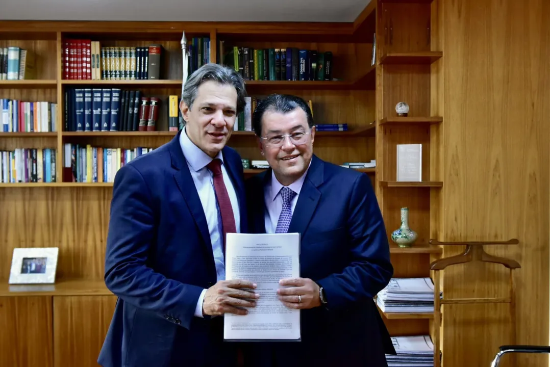 Fernando Haddad entrega texto da reforma tributária ao relator Eduardo Braga