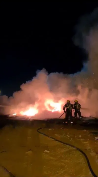 Imagem ilustrativa da imagem Corpo de Bombeiros de Goiás põe fim a incêndio em madeireira