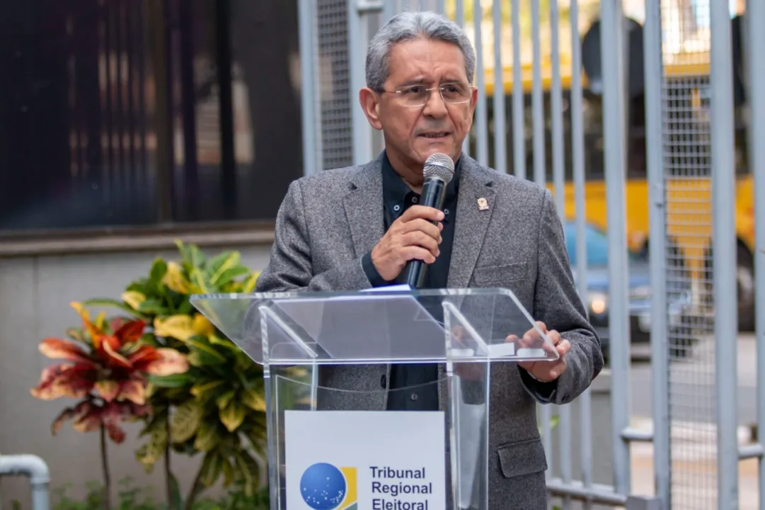 Do desembargador e presidente do TRE-GO, o escritor e poeta Itaney Campos: “Reúne-se no jardim deste Tribunal uma plêiade de poetas, além de amantes da literatura, guerreiros da liberdade”
