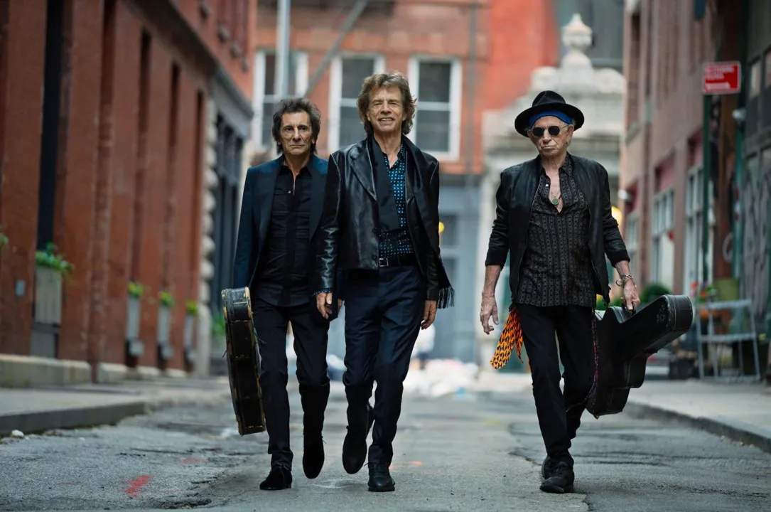 Ron Wood, Mick Jagger e Keith Richards: trio mantém arsenal roqueiro intacto