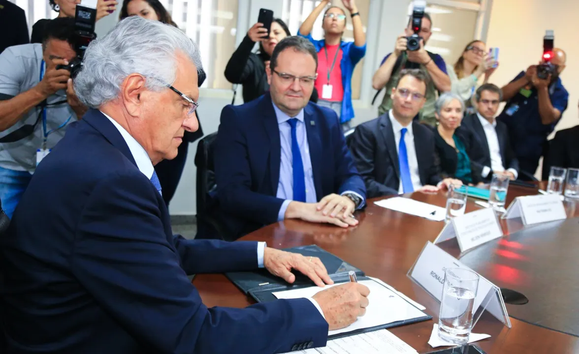 Governador Ronaldo Caiado durante assinatura de contrato com o BNDES para estruturação de parcerias em saneamento no estado Fotos: Wesley Costa