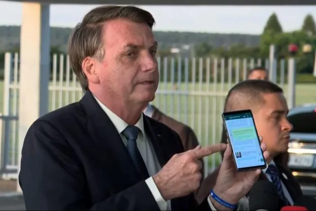 Imagem ilustrativa da imagem Mensagem de WhatsApp pode "salvar" Bolsonaro da acusação de tramar um golpe