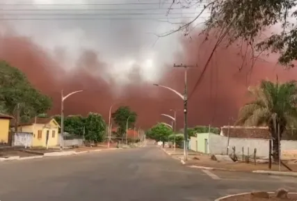 Nuvem de poeira em Santa Fé de Goiás. - Foto: Arquivo pessoal / Aurio Antõnio
