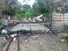 Imagem ilustrativa da imagem Casa fica destruída após ser atingida por fogo