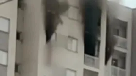 Imagem ilustrativa da imagem Homem morre ao cair de prédio tentando escapar de incêndio