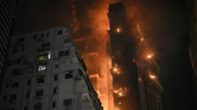 Imagem ilustrativa da imagem Incêndio de grandes proporções deixa feridos em prédio de Hong Kong
