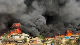 Imagem ilustrativa da imagem Incêndio deixa casas destruídas em campo de refugiados, em Bangladesh