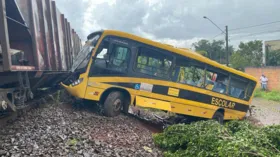 Imagem ilustrativa da imagem Morre terceira vítima de acidente entre ônibus e trem no Paraná