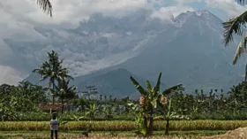 Imagem ilustrativa da imagem Vulcão Merapi entra em erupção e cobre vilarejos de cinzas na Indonésia