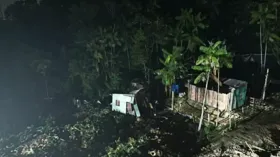 Imagem ilustrativa da imagem Deslizamento de terra atinge casas e deixa 8 mortos, em Manaus