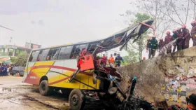 Imagem ilustrativa da imagem Acidente com ônibus deixa 19 mortos em Bangladesh