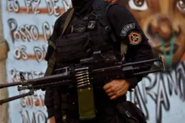Imagem ilustrativa da imagem Operação policial deixa mortos e suspende aulas no Rio de Janeiro