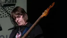 Imagem ilustrativa da imagem Andy Rourke, icônico baixista do The Smiths, falece aos 59 anos