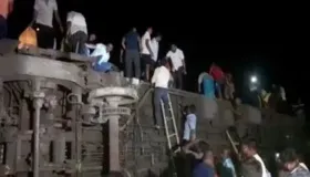 Imagem ilustrativa da imagem Tragédia ferroviária na Índia deixa mais de 50 mortos em acidente com trens