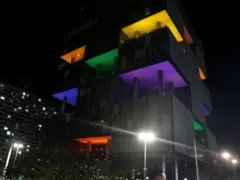Imagem ilustrativa da imagem Sede da Petrobras é iluminada com cores da bandeira LGBTQIA+