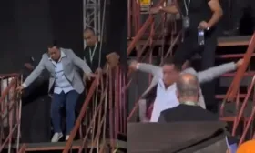 Imagem ilustrativa da imagem Cantor Leonardo viraliza após queda em escada durante show