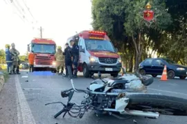 Imagem ilustrativa da imagem Motociclista morre após bater em poste