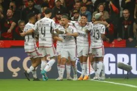 Imagem ilustrativa da imagem Flamengo suporta pressão do Athletico-PR, ganha novamente e avança na Copa do Brasil