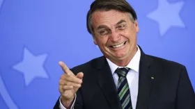 Imagem ilustrativa da imagem Ex-presidente Bolsonaro recebe R$ 17 milhões via Pix, mas multas seguem sem pagamento