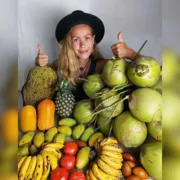 Imagem ilustrativa da imagem Influenciadora vegana morre aos 39 anos após dieta extrema