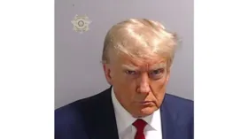 Imagem ilustrativa da imagem Trump volta ao X (ex-Twitter) com foto tirada em fichamento judicial em Atlanta