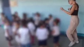 Imagem ilustrativa da imagem Secretaria Municipal de Educação afasta diretora que dançou funk 'Toma Rajadão' com os alunos