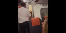 Imagem ilustrativa da imagem Vídeo: Comissário flagra casal fazendo sexo em banheiro de avião