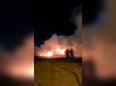 Imagem ilustrativa da imagem Corpo de Bombeiros de Goiás põe fim a incêndio em madeireira