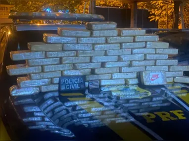 Imagem ilustrativa da imagem Policiais apreendem mais de 51 quilos de cocaína dentro de carro